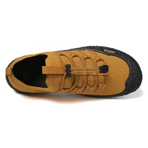 Vista detallada de zapato outdoor transpirable amarillo jengibre con cordones elásticos