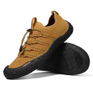 Detalle de zapatos descalzos amarillo jengibre con suela de goma antideslizante y cordones