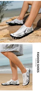 Dettaglio scarpe da scoglio bianche con motivi a fulmine neri su rocce da spiaggia