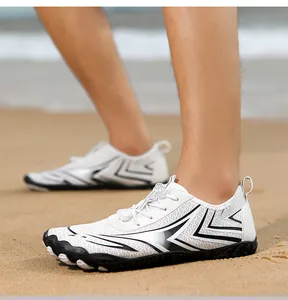 Scarpe acquatiche a piedi nudi in rete bianca con sistema di allacciatura rapida in spiaggia