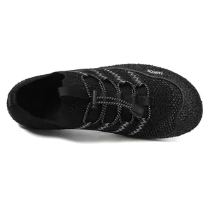 Detalle de zapato de agua negro transpirable de cinco dedos con cordones elásticos ajustables