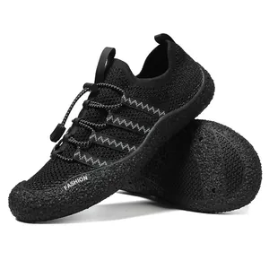 Detalle de zapatos de agua negros con cordones rápidos y etiqueta de moda deportiva