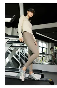 Détail des chaussures de randonnée à cinq doigts portées avec une tenue de fitness