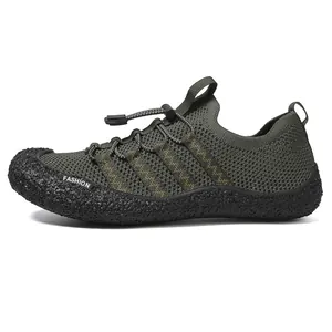 Detalle del sistema de cordones rápidos y malla en zapatos de agua verde oscuro