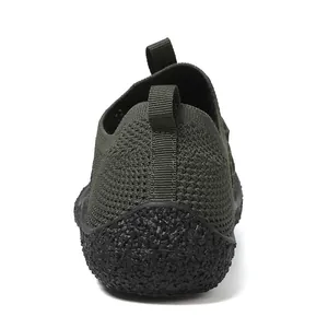 Vista trasera de zapatos de agua con suela de goma antideslizante y tejido de punto verde