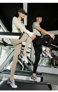 Gros plan de chaussures de sport à bout large avec motifs camouflage pour randonnée