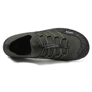 Detalle de zapato de agua de cinco dedos de secado rápido con cordones elásticos y puntera reforzada