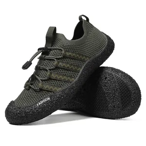 Primer plano de zapatos de agua con cordones elásticos y suelas de goma antideslizantes