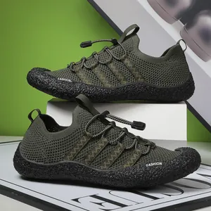 Detalle de zapato de senderismo verde militar con malla transpirable y suela de goma