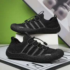 Detalle de zapatos de agua negros con malla transpirable y cordones rápidos