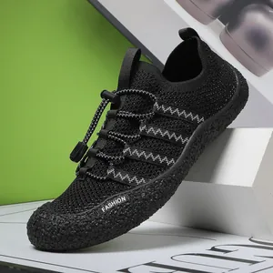 Detalle de zapatos de agua negros con malla transpirable y cordones de ajuste rápido
