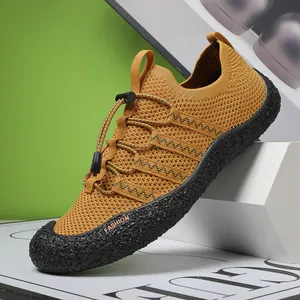 Detalle de zapato de agua amarillo con puntera reforzada y cierre de cordón rápido