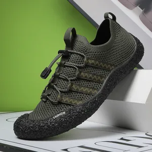 Detalle de zapato de agua verde militar de secado rápido con sistema de cordones