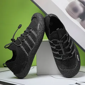 Detalle de zapatos de agua outdoor en malla negra con cordones rápidos y suela antideslizante