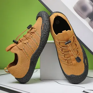 Detalle de zapatos de agua de malla amarilla transpirable con protección de goma