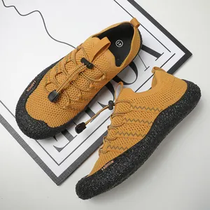 Detalle de zapatos acuáticos amarillos de secado rápido con suela de goma antideslizante