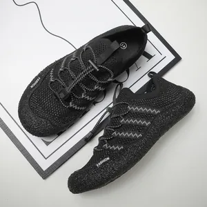 Detalle de zapatilla de agua negra con cordones elásticos y textura de malla fina