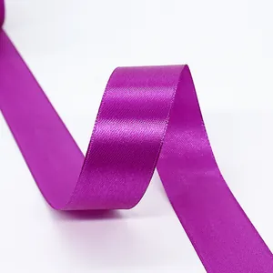 Glanzend framboosroze satijnen lint voor cadeauverpakking en DIY-decoraties op wit