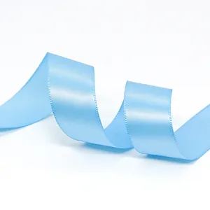 Ruban de satin polyester bleu ciel pour emballage cadeau et bricolage sur fond blanc