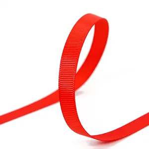 Ruban gros-grain rouge vif avec texture côtelée pour emballage de cadeaux et fleurs