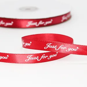 Nastro di raso rosso Just for you con scritte e cuori bianchi stampati su sfondo bianco