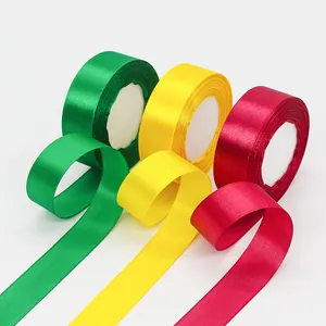 Drie rollen satijnen linten van 2,5 cm in groen, geel en rozerood voor geschenken