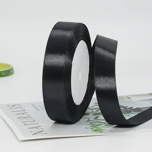Elegantes schwarzes Satinband auf Rolle für Geschenkverpackungen und Bastelarbeiten