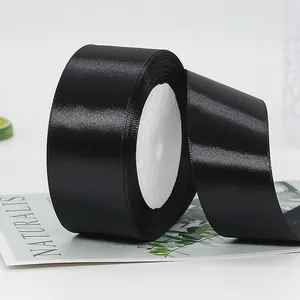 Schwarzes Satinband auf Rolle für Geschenkverpackungen und DIY Bastelarbeiten