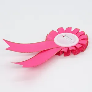 Escarapela de cinta magenta con imperdible para eventos escolares y fiestas infantiles