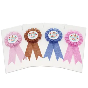 Distintivo a Rosetta Happy Birthday Award Ribbon Con Nastro in Poliestere Plissettato Glitterato e Distintivo in Banda Stagnata