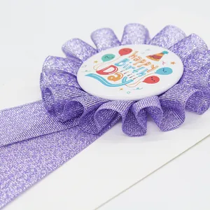 Spilla di compleanno a rosetta viola con scritta Happy Birth Day e motivi di palloncini colorati