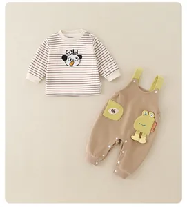 Detailansicht Baby-Set mit gestreiftem Langarmshirt und süßer Panda-Latzhose