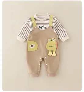 Detail von gestreiftem Babyoberteil und Khaki-Latzhose mit süßem Cartoon-Frosch