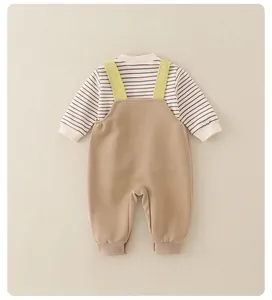 Detailansicht der Rückseite eines gestreiften Baby-Oberteils und grüner Latzhose