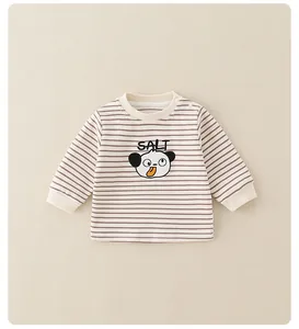 Detailansicht eines Baby-Langarmshirts mit Streifen, Pandamotiv und Schulterknöpfen