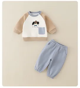 Details von Baby Baumwoll-Trainingsanzug mit Welpen-Patch und blauen Rippbündchen
