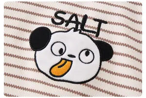 Nahaufnahme des gestreiften Baby-Oberteils mit Panda-Stickerei und SALT-Schriftzug