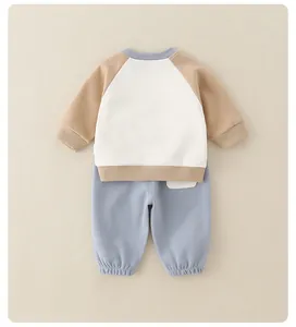 Detailansicht eines flach liegenden Baby-Trainingsanzugs aus Baumwolle mit Rippbündchen