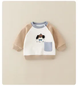 Detail eines Baby-Baumwoll-Sweatshirts mit Raglanärmeln und süßem Hundedruck