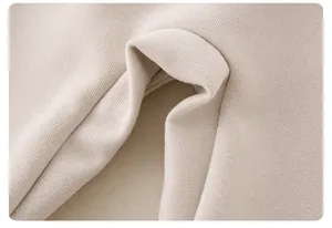 Detailaufnahme der Rippbündchen und weichen Baumwolltextur der Babykleidung