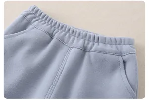 Detail des elastischen Kinderhosen-Bunds aus gerippter Baumwolle mit Seitentaschen
