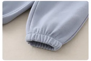 Detailansicht der elastischen Rippbündchen an diesem hellblauen Baumwollstrick-Baby-Set