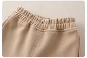 Dettaglio della vita alta elastica sui pantaloni in puro cotone per bambino piccolo