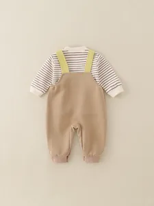 Zweiteiliges Baby-Outfit mit gestreiftem Langarmshirt und khakifarbener Latzhose