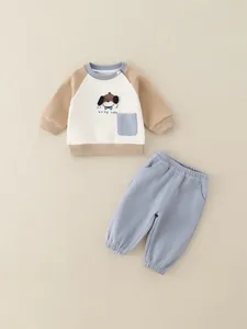 Süßes Baby-Zweiteiler aus Baumwolle mit Welpen-Druck und Raglanärmeln für Jungen