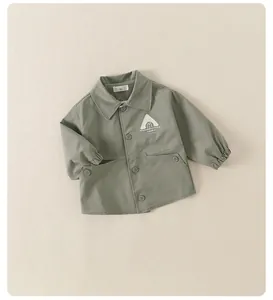 Détail d'une veste décontractée pour enfant vert olive avec poignets élastiques