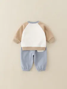 Zweiteiliges Baumwollset für Jungen mit Raglan-Sweatshirt und passender Jogginghose