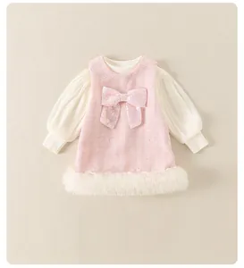Detalle de vestido de tweed rosa para niñas con lazo de lentejuelas y mangas abullonadas