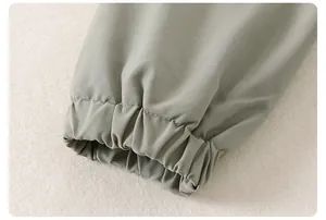Vue détaillée du poignet élastique d'une veste pour enfant en sergé vert olive