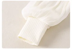 Detalle de mangas plisadas y puños de punto elástico para vestidos de niña pequeña